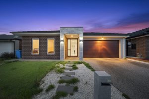 img data-src="realestatephotoediting.jpg" alt=" a beautiful twilight picture"